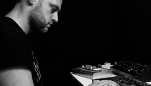 Read more about the article Levi Mudhouse: Exploring Techno’s Darker Edges and Ambient Realms